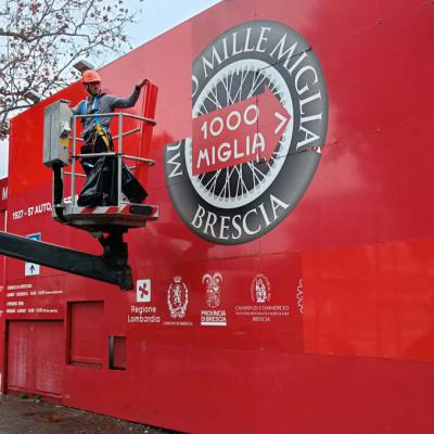 Decorazione parete ingresso Museo Mille Miglia