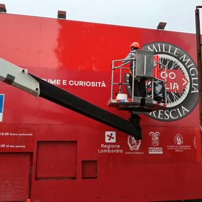 Decorazione parete ingresso Museo Mille Miglia