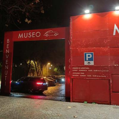 Decorazione parete ingresso Museo Mille Miglia